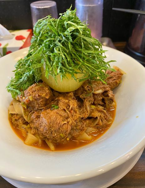 「[限定]牛すね肉,トマトのしょうゆ煮込みのまぜそば¥1600」@稲荷屋の写真