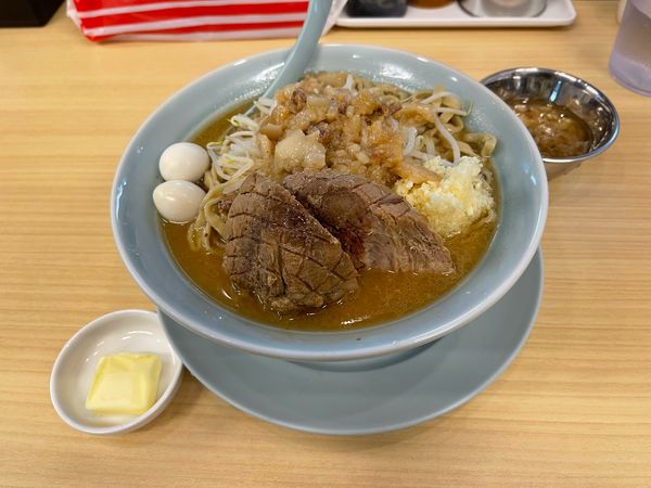 「限定味噌らーめん豚2枚うずら2個＋バター」@麺屋 顎で喰らえの写真