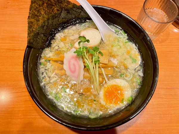 「こっさり　極塩ラーメン　半麺　1000」@函館麺厨房 あじさい 東京ラーメンストリート店の写真