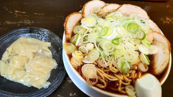 「肉中華そば・大盛・ワンタン(4個)・味玉・ネギ増し」@丸中華そばの写真