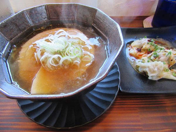 「醤油らぁ麺(1000円)+皿ワンタン600円」@みっかぼうずの写真