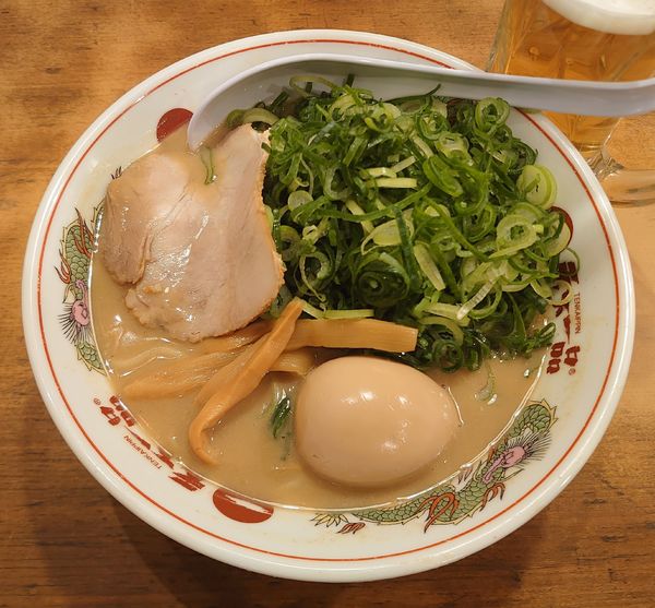 「ねぎラーメン+味玉(1200円)」@天下一品 大宮東口店の写真