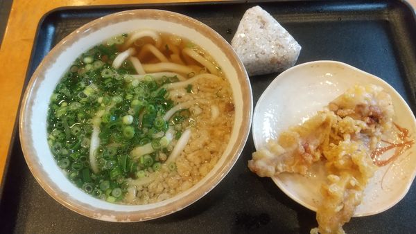 「うどん中340円、げそ天150円、梅しらすおにぎり140円」@うどん ちよ志 南吉方店の写真