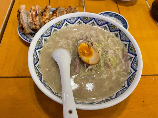 「豚肉スープのこくネギラーメン + 餃子」@中国ラーメン 揚州商人 昭島モリタウン店の写真