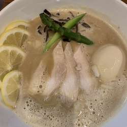 特製濃厚洞窟ラーメン（麺半分）