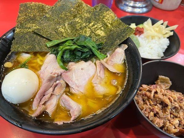 「中盛チャーシューメン+白玉くずれ+チャーシューまぶし　ライス」@家系総本山 ラーメン吉村家の写真
