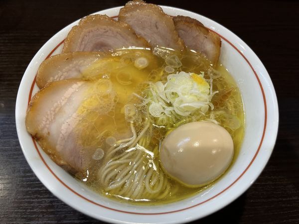 「しおらーめん+チャーシュー+比内地鶏の味玉」@らーめん颯人の写真