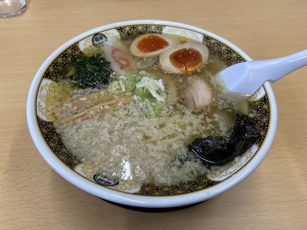 「羅臼昆布と伊吹いりこの背脂塩ラーメン(970円)」@青竹手打ちラーメン 麺屋ようすけ 佐野新都市店の写真