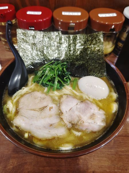 「ラーメン中+トッピング味付玉子」@横浜家系 まるに家の写真