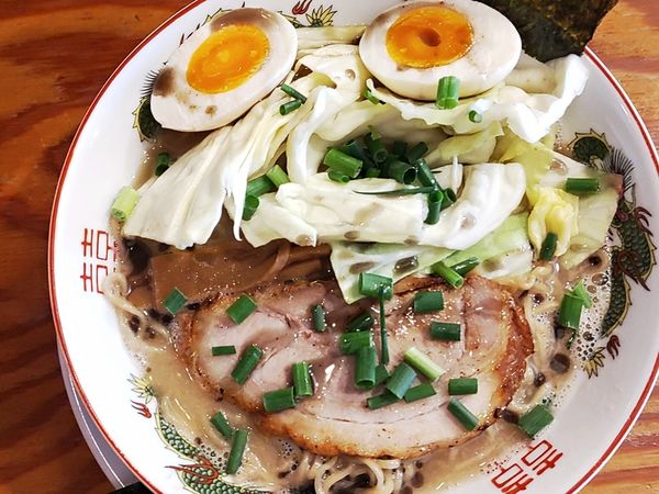「らーめん キャベツとマー油のせ（麺増量200g）＋味玉」@富士らーめんの写真