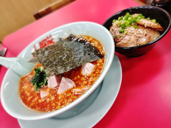 「ランチセットＡ辛味噌９１０円チャーシュー丼」@山岡家 フォレスト河口湖店の写真