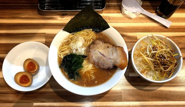「極みの肉らーめん＋味玉＋ねぎ丼」@らーめん 輝の写真