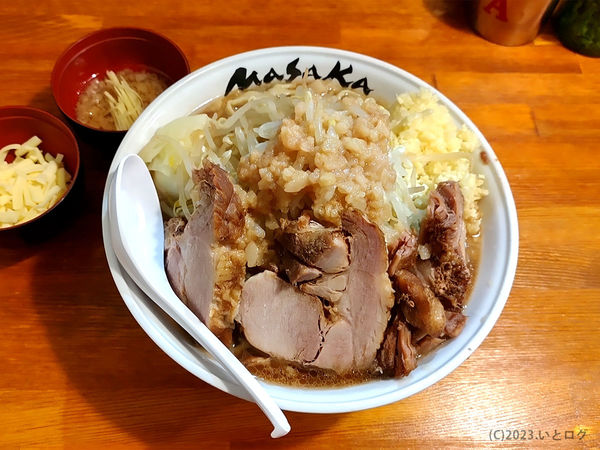 「ラーメン豚3枚入り500gゆで卵・生姜あぶら・チーズ」@ラーメン山 まさかの写真