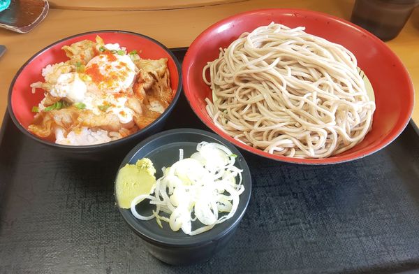 「ミニ赤富士丼セット（もりそば）」@名代 富士そば 神田店の写真