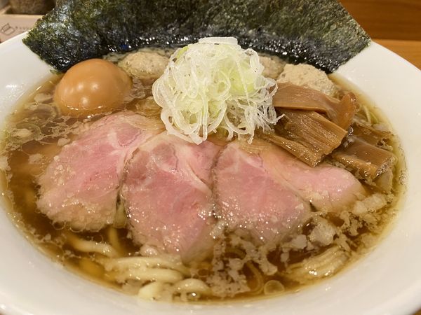 「全部乗せ醤油らーめん（燻製玉子）＋つくね（1500円）」@しののめヌードルの写真