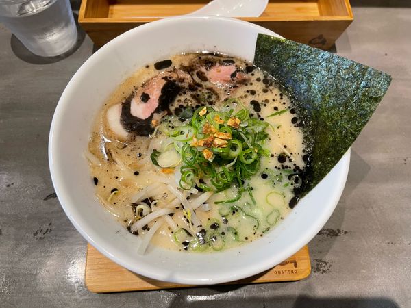 「黒マー油豚骨ラーメン」@細麺屋 くわとろの写真