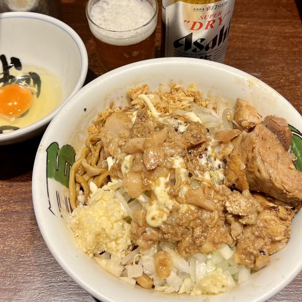 「汁なしそばミニ（ニンニク・マヨ）＋スーパードライ（小）」@ラーメン 雷 東京本丸店の写真