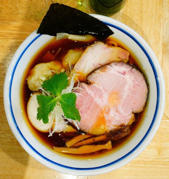 「煮玉子ワンタン（ハーフ）中華そば（醤油）＋ビール（小瓶）」@手打式超多加水麺 ののくらの写真