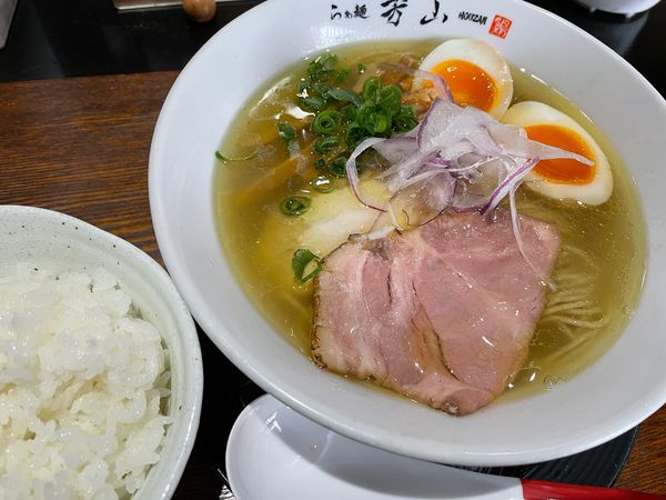 「鶏そば 汐（800円）,ごはん 中（100円）,煮卵（無料券）」@らぁ麺 芳山の写真