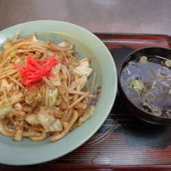 ソース焼うどん650円、目玉焼き530円、瓶ビール630円