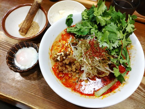 「四川担々麺〆のチーズリゾットセット·温玉·とっぴんぐぱくちー」@四川担々麺 赤い鯨の写真