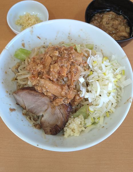 「汁なし大+刻み長ネギ、刻み生姜、極旨アブラ」@たかふじの写真