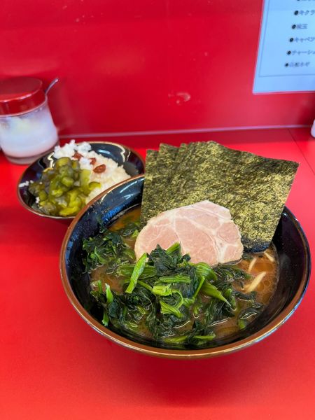 「らーめん並　750円　ほうれん草　海苔」@家系ラーメン 佐々喜家の写真