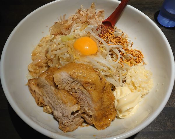 「まぜそば+豚1枚(1200円)」@麺と飯 トンじろの写真