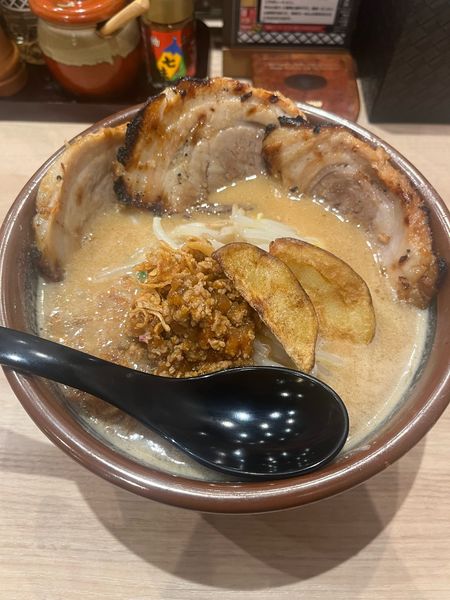 「北海道味噌漬け炙りチャーシュー麺(1309円)+大盛(121円)」@麺場 田所商店 深谷店の写真