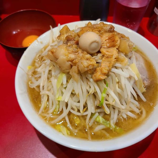 「ラーメン(半分)¥830+生玉子¥50」@麺屋HEROの写真