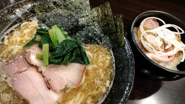 「家系風ラーメン(800円税込)」@横道の写真
