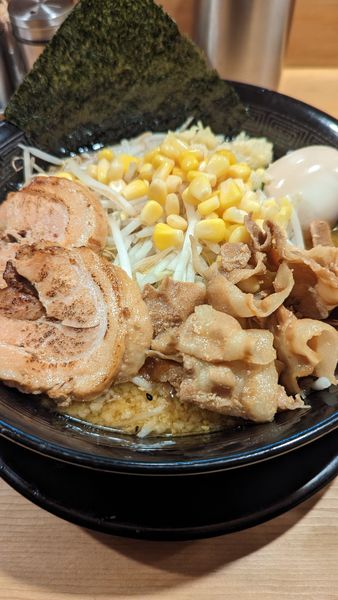 「肉盛り味噌ラーメン」@肉盛り味噌らーめん 侍倶楽部 赤羽駅前店の写真