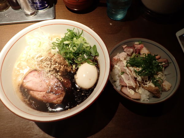 「【期間限定】味噌らぁ麺＋釜焼きチャーシュー2枚＋味玉」@麺や 虎徹の写真