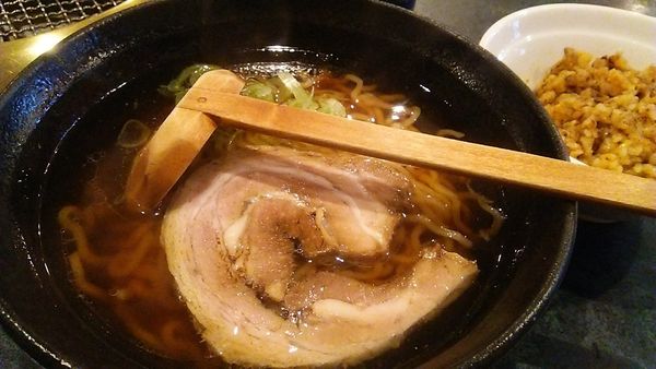 「日替ランチ ラーメンとミニキムチチャーハン 825円」@焼肉ガーデン 森林の写真