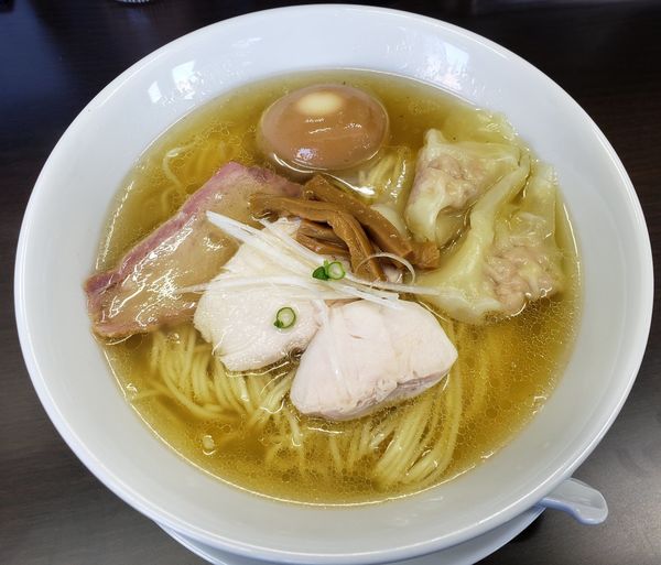 「塩そば　ワンタン　鶏むね　味玉」@中華そば 裏慶の写真