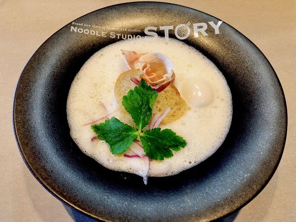 「泡鶏白湯ラーメン（850円）、味玉（CP）」@NOODLE STUDIO STORYの写真