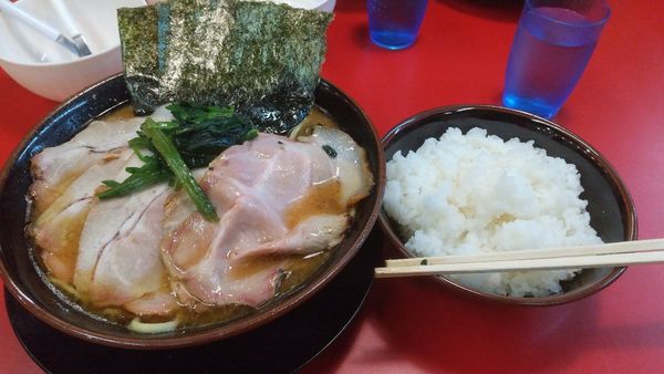 「チャーシュー麺(５枚)＋ライス(サービス大盛)」@家系ラーメン王道家直伝 との丸家 松飛台店の写真