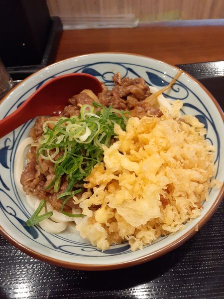 「焼きたて肉うどん、大盛」@丸亀製麺 町田金井店の写真