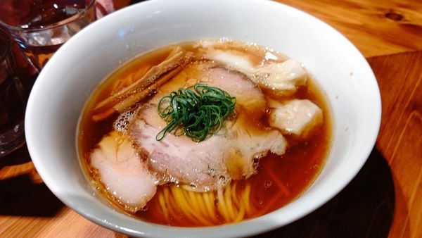 「ワンタン醤油らぁめん」@麺 ふじさきの写真