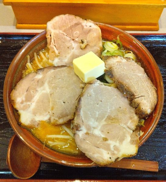 「バターチャーシューラーメン 1180円」@すすきのラーメン かっつも亭の写真