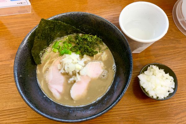 「限定 こってり煮干の中濃らーめん  　with刻み玉ネギ & 和」@麺家 本倉の写真