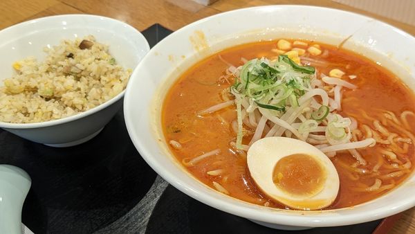 「辛味噌ラーメン＋ミニチャーハン（880円＋310円」@らー麺 畑の写真