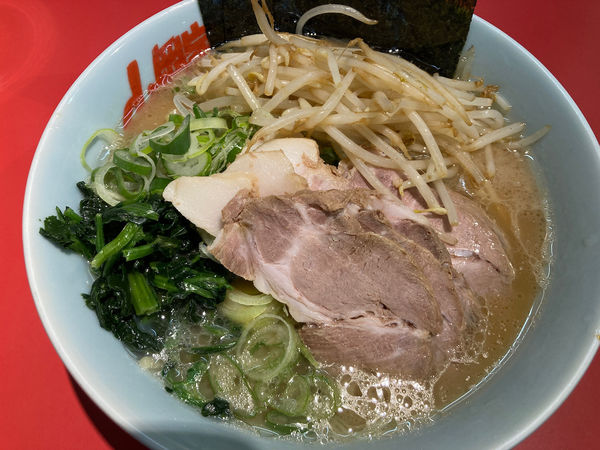 「醤油チャーシュー麺 930円（もやし+120円，薬味ネギ）」@ラーメン山岡家 日立東金沢店の写真