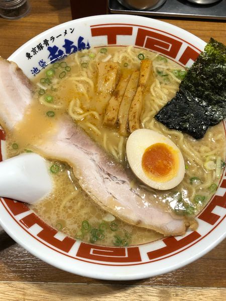 「東京豚骨ラーメン大盛」@屯ちん 池袋本店の写真