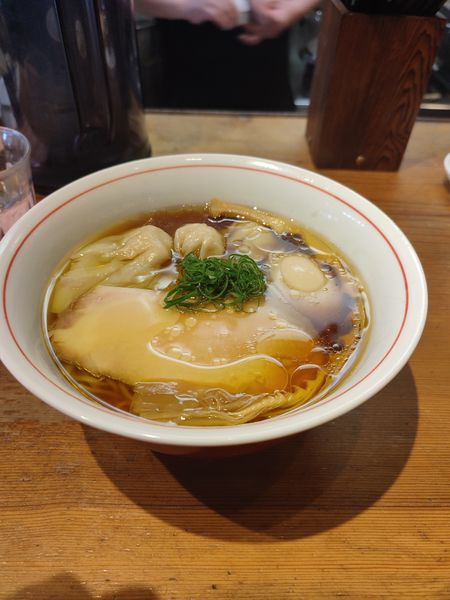 「ワンタン醤油ラーメン（味玉トッピング）」@ラーメン屋 トイ・ボックスの写真