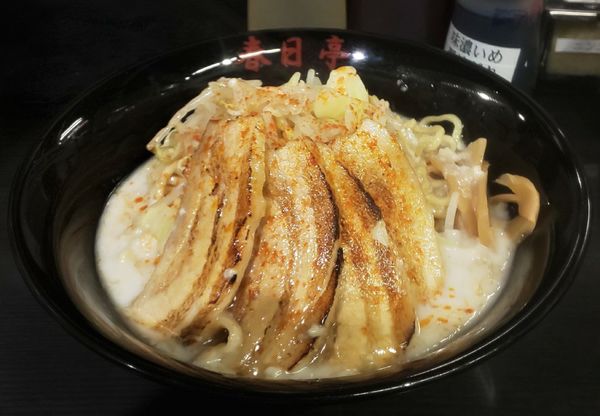 「炙り鳥豚油そば特盛」@油そば 春日亭 神田店の写真