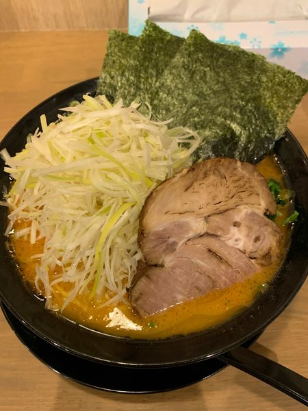 「海老だし濃厚豚骨ラーメン白髪ネギトッピング」@らーめん食堂 大義家の写真