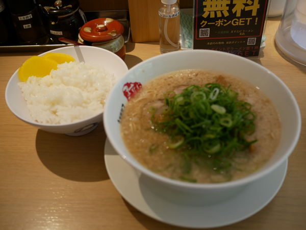 「ラーメン 麺30秒硬め＋脂多め＋セルフ辛め＋セルフ唐辛子多め」@京都銀閣寺 ますたにラーメン 日本橋本店の写真