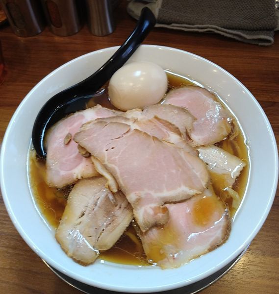 「醤油ラーメン（大）全部のせ」@純手打ち だるまの写真