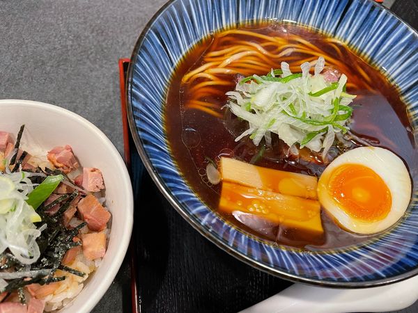 「丸鶏醤油らぁ麺（930円）,チャーシュー飯（300円）」@らぁ麺 幸跳の写真